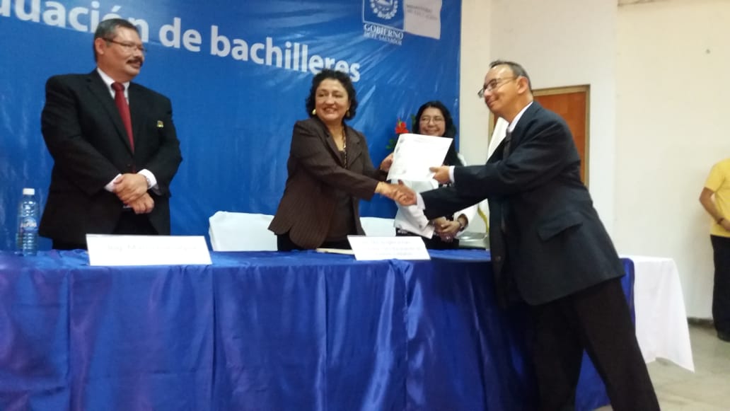 Modalidades_sv's tweet image. Juan Antonio Chica es una persona sordo de 55 años, que aprendió a leer y a escribir en los círculos de alfabetización de @MINEDelsalvador, luego cursó el tercer ciclo con el Programa Modalidades Flexibles y hoy recibió su título de bachillerato general.