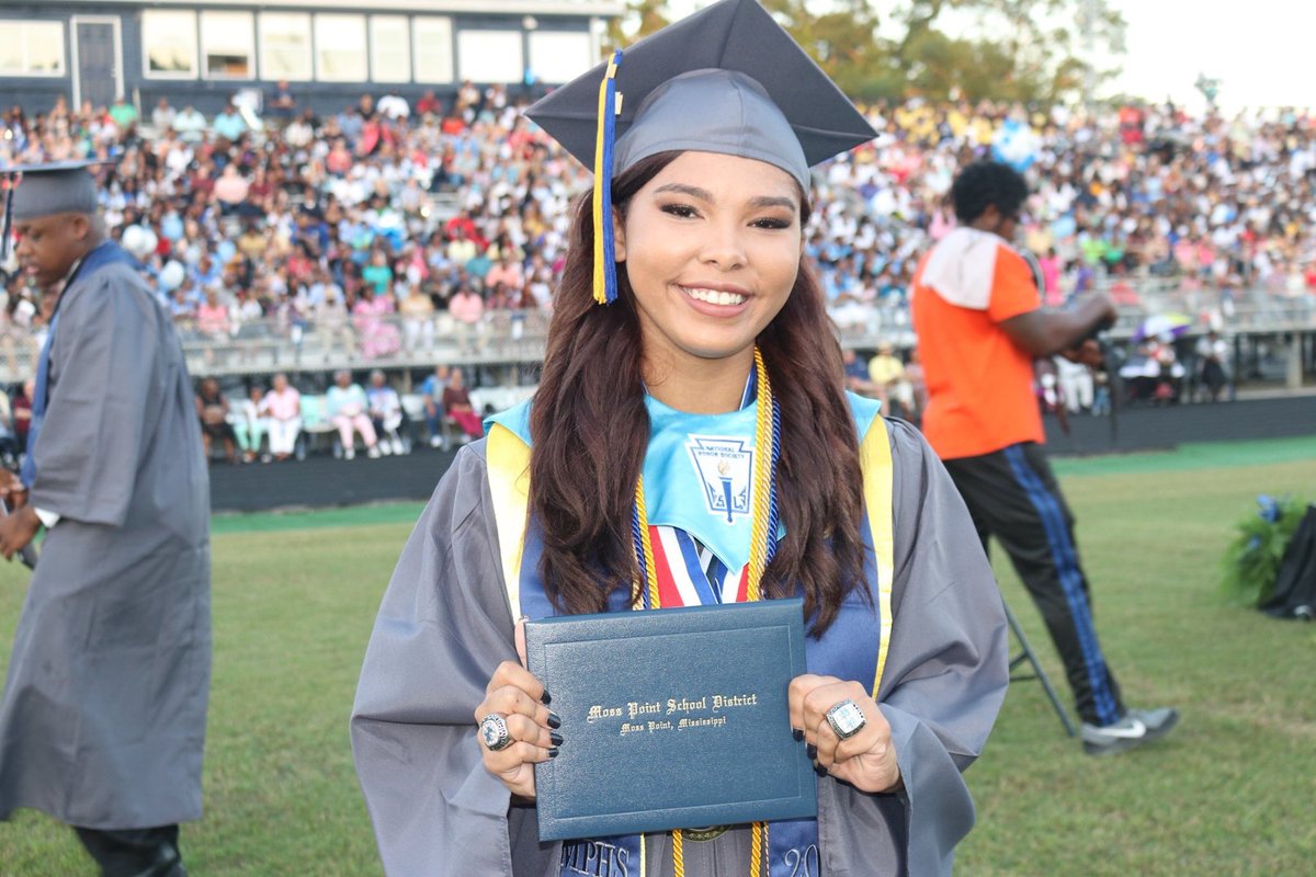 TrinityAckerma3's tweet photo. went through a lot this year but I DID IT 💙🎓🐯 https://t.co/GVzYb212rF