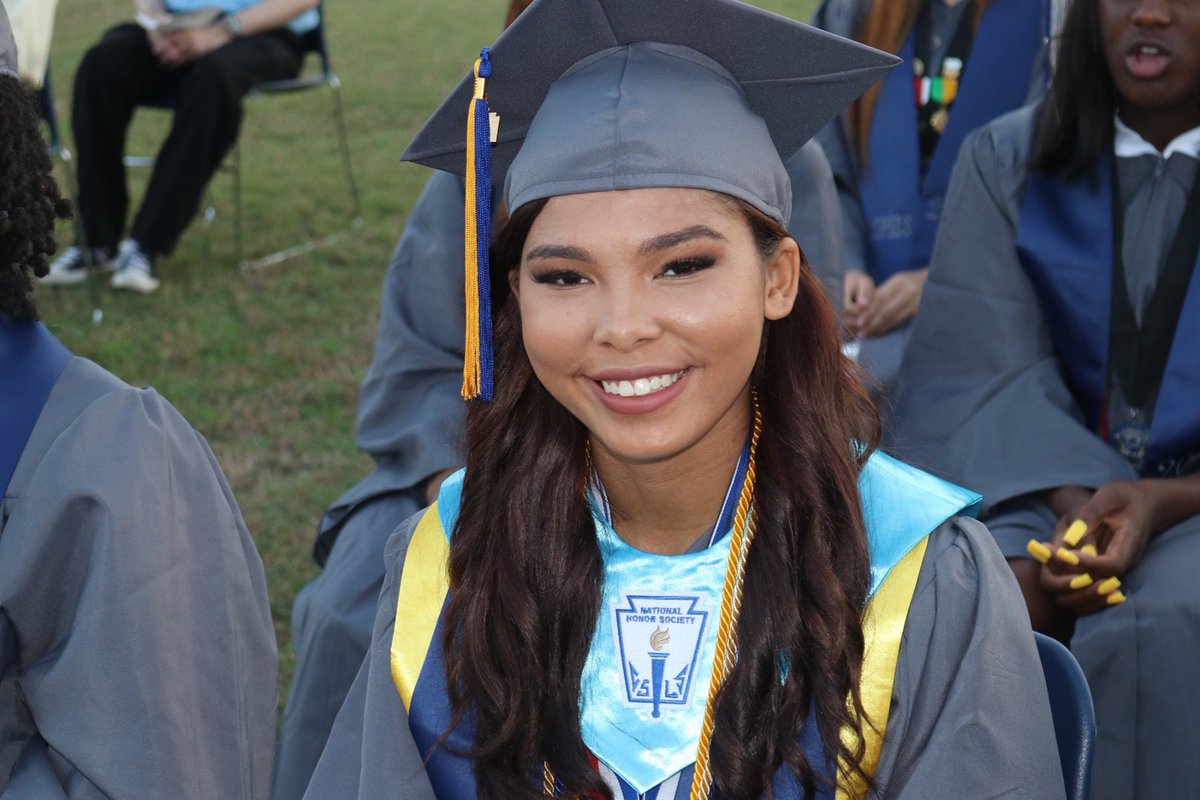 TrinityAckerma3's tweet photo. went through a lot this year but I DID IT 💙🎓🐯 https://t.co/GVzYb212rF