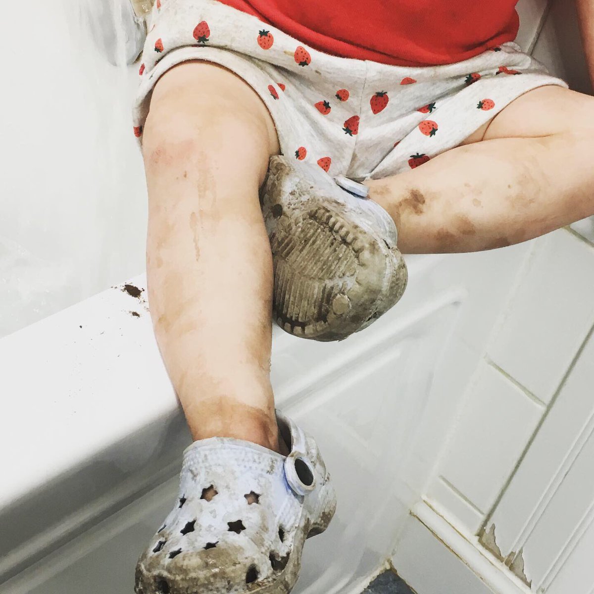 sullivankims's tweet photo. You know it’s been a fun day of play when this is how it ends! #ringaroundthetub #memorialweekend2019 #patioproject https://t.co/fQ5WeqWVpk
