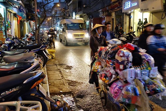 Day and night, street traders roam the City.⠀
🐼⁣⠀
#nónlá #streettraders #dusk #tourists #cityscape #streetgram #lifeisstreet #explorevietnam #citybreak #citylife #urbanliving #hanoi #vietnam #streetphotography #travel #instatravel #traveladdict #trav… bit.ly/2VTLbA6