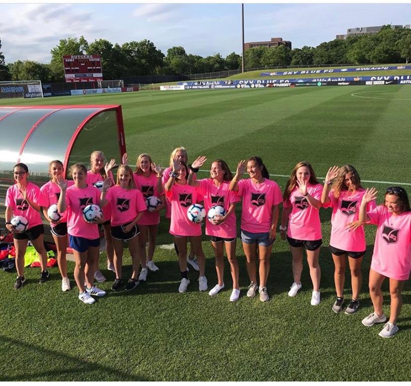 LNSCEclipse_DOC's tweet photo. Fun experience down on the pitch at the @SkyBlueFC vs Thorns game for @LakeNormanSC 04 Eclipse Elite. Hey ladies, can you wave to the crowd!! #RepLNSC 👋 https://t.co/452rqM7UsJ