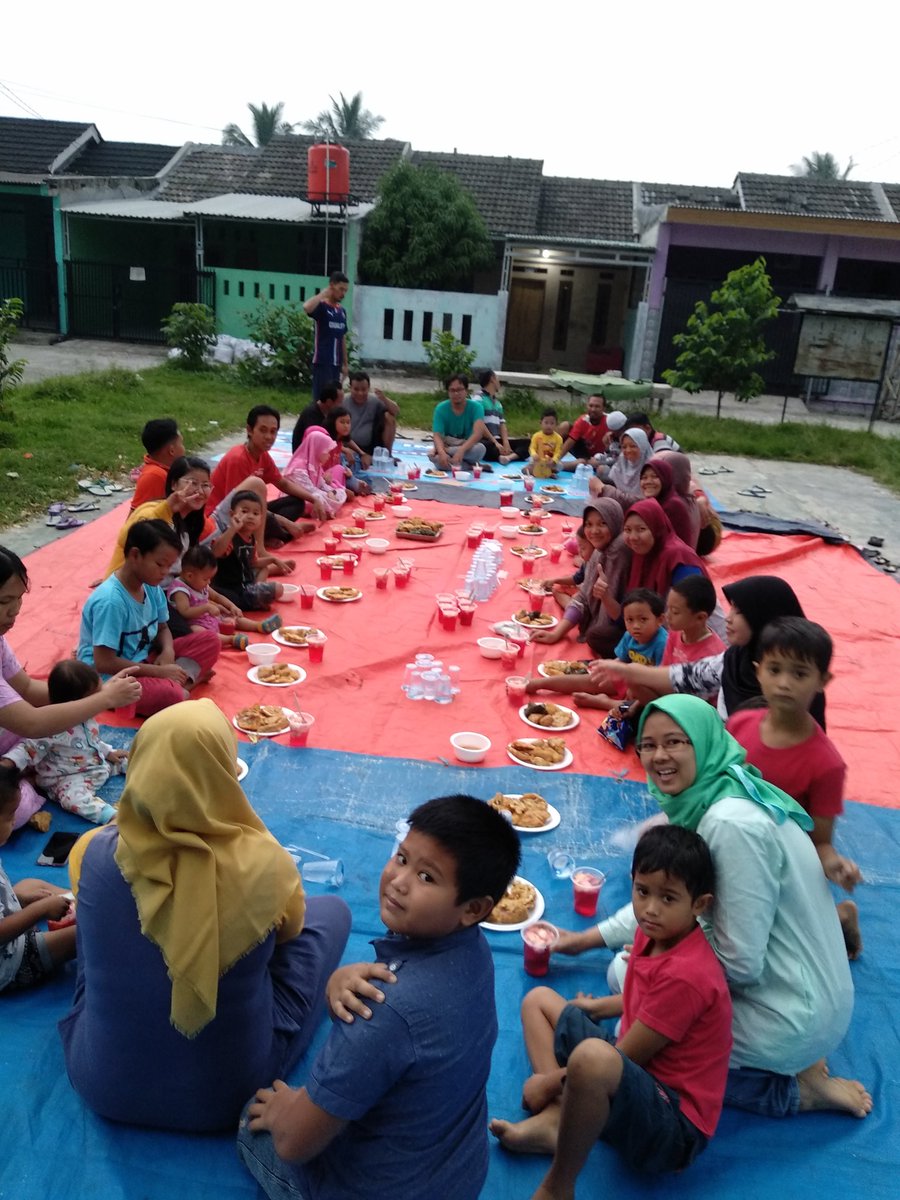 Atikah3F's tweet photo. @Pesbukers_antv1 @vivo_indonesia @ANTVOfficial_ Inilah moment indah kami bersama #VivoV15 saat buka puasa smalem brsama warga komplek se gang,kbersamaan ini sngt syahdu Krn kami akan berpisah smntara utk mudik ke kampung halaman masing2 #PesbukersRamadanVivo @vivo_indonesia @ANTVOfficial_ @Pesbukers_antv1 https://t.co/DAMdJaKU44