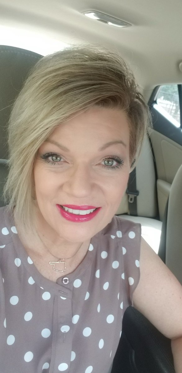 MommaMacy's tweet photo. I never wear Kiss For A Cause but today felt like a nice hot pink day and my Oklahoma necklace. #okiestrong #oklahomastrong #kfac #MySeneLook #myseneface https://t.co/6zCb38JpPh