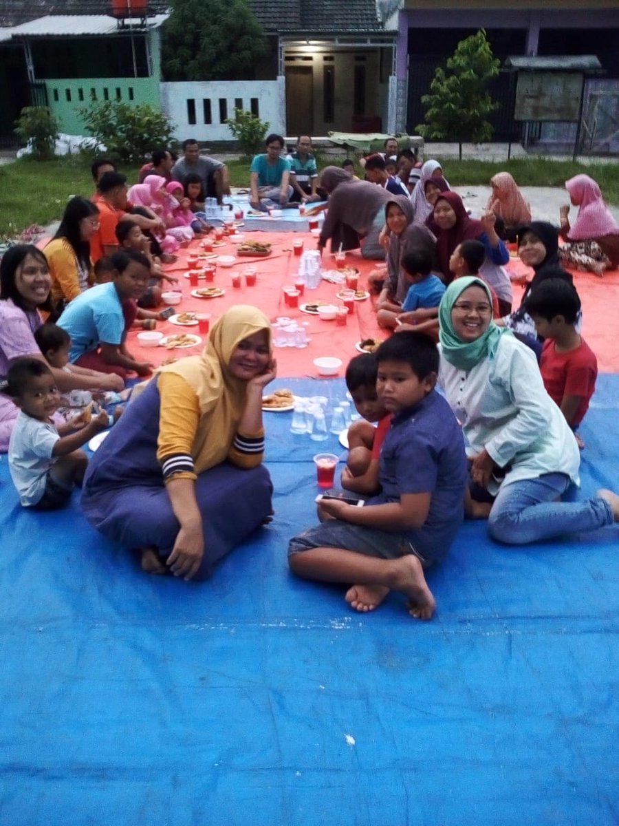 Atikah3F's tweet photo. @Pesbukers_antv1 @vivo_indonesia @ANTVOfficial_ Sblm mudik ke kampung halaman msng2,jalin silaturahmi brsama warga komplek dgn acara buka brsama,moment ramadhan pun jd lebih syahdu,kbahagiaan ini pun diabadikn brsama #VivoV15 agar slalu trsimpan dlm memory #PesbukersRamadanVivo @vivo_indonesia @ANTVOfficial_ @Pesbukers_antv1 https://t.co/Du8i3sEj7c