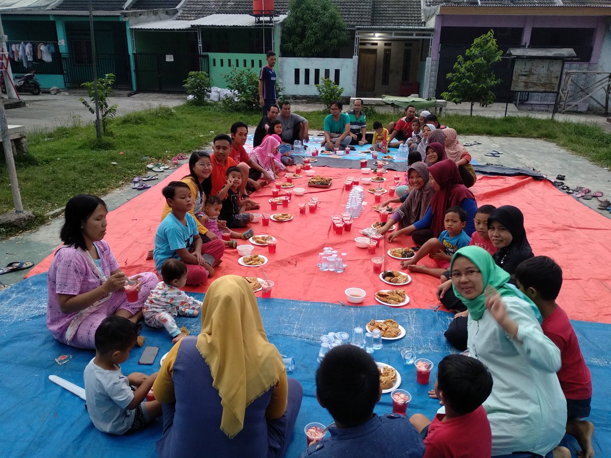 Atikah3F's tweet photo. Indahnya kebersamaan saat berbuka puasa bersama warga komplek perumahan ini diabadikan bersama #VivoV15 agar jd kenangan indah kami sblm mudik ke kampung halaman msng2 #PesbukersRamadanVivo @vivo_indonesia @ANTVOfficial_ @Pesbukers_antv1 https://t.co/sWaeq0Lfqs