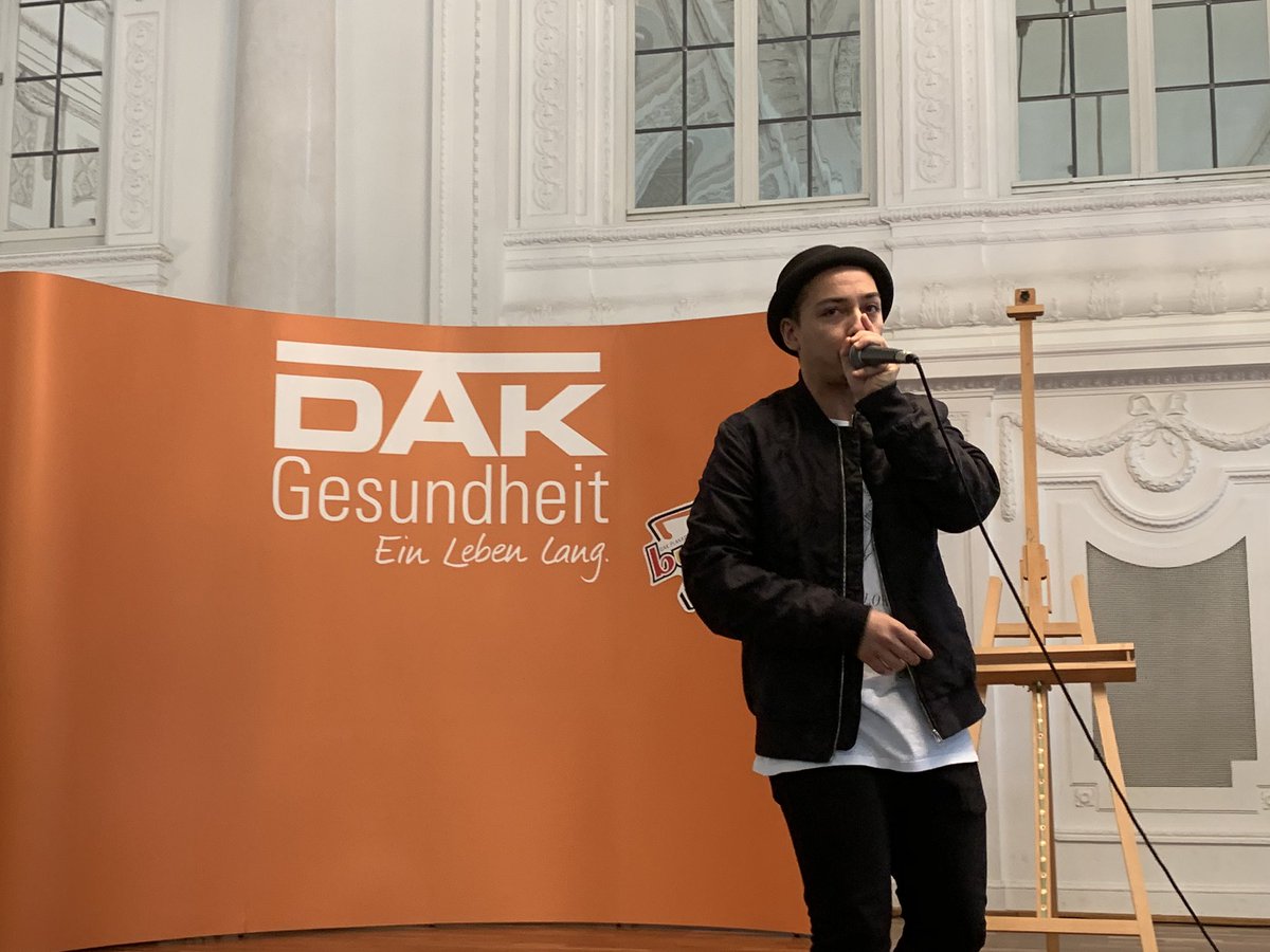 StormAndreas's tweet photo. Heute in #Stuttgart: Preisverleihung der Kampagne #buntstattblau in #BadenWürttemberg mit über 200 Schülern im Neuen Schloss. Mit dabei sind Sozialminister @mannelucha @MSI_BW, zahlreiche Gesundheitspolitiker und #Beatboxing-Star #Robeat. @DAKGesundheit https://t.co/z07KvCppCX