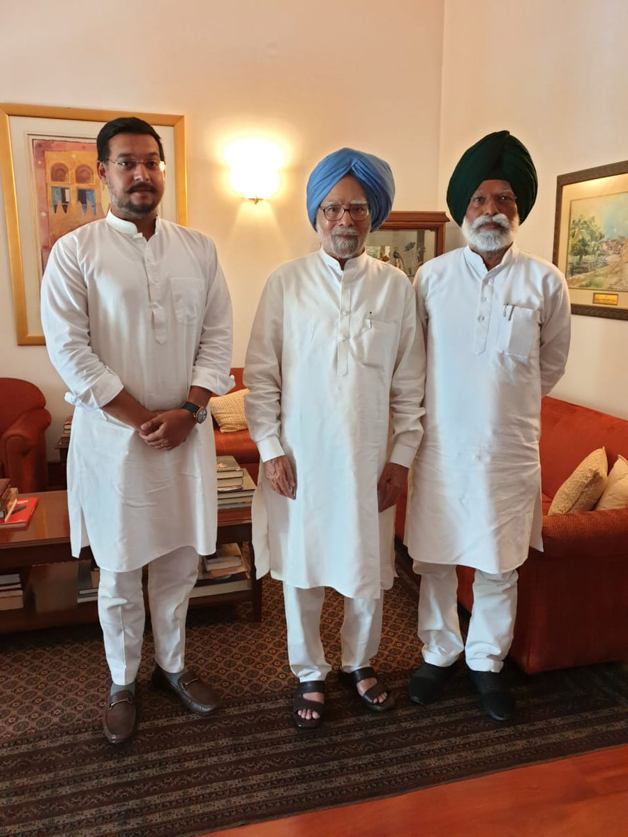 DrAmarSinghINC's tweet photo. Called on Hon Ex PM Manmohan Singh ji @ManmohanSinghPM. Had a fruitful discussion with him on range of issues. I had the honor of having worked with him for almost 10 years when he was PM. Hope to continue taking his guidance now in Parliament. https://t.co/1bMGVSMjEj