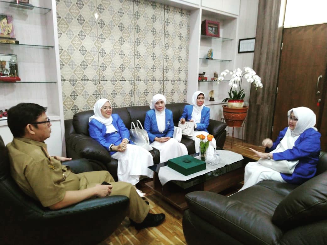 Audiensi DPD Iwapi Jawa Barat. Tempat: Ruang Kadis KUK Jawa Barat, (Senin 27 Mei 2019). Pada kesempatan ini sy menjelaskan berbagai program unggulan Dinas KUK Jabar seperti kredit mesra, One Product One Pesantren, UMKM Juara.
<a href="/DinasKUMKMJabar/">Dinas Kop & UK Jabar |</a> <a href="/jabarprovgoid/">jabarprov.go.id</a> <a href="/humasjabar/">Humas Jabar</a>
