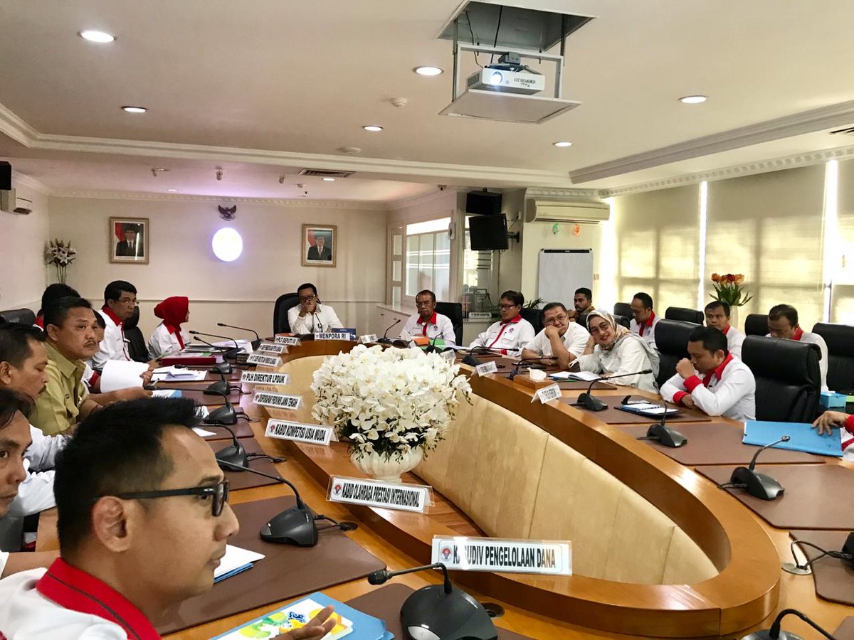 budparekrafjtg's tweet photo. Audiensi kesiapan #AseanSchoolsGames dg Bpk @imam_nahrawi, bersama Sesmenpora, plt. Deputi bid peningkatan prestasi, deputi pembudayaan olahraga,Asdep Pembibitan &amp; iptek Olahraga, Asdep Promosi &amp; Industri kesiapan venue di Semarang dalam perhelatan akbar nanti #JatengGayeng https://t.co/Tp9fo2KowA