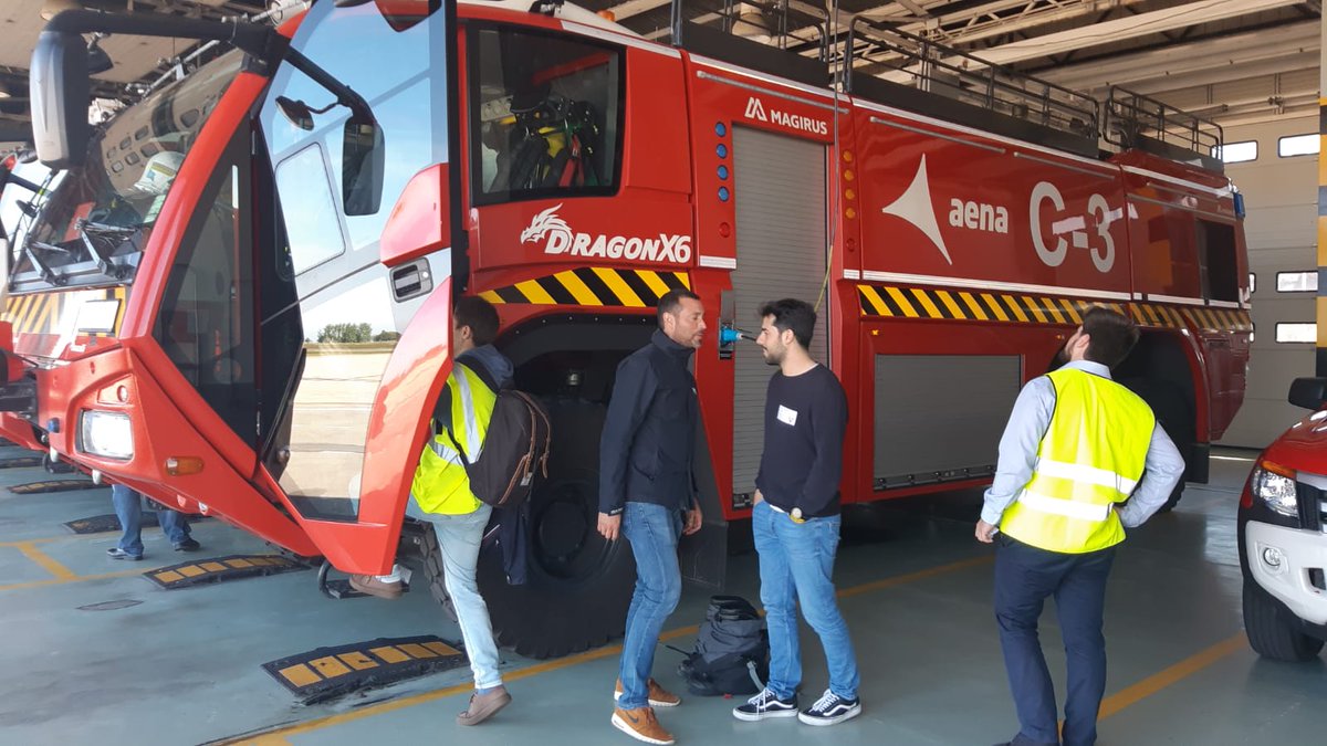 Durante la fase presencial del segundo cuatrimestre del Máster en Ingeniería Náutica y Gestión Marítima los alumnos junto con tres profesores visitaron las instalaciones del Aeropuerto Seve Ballesteros-Santander.