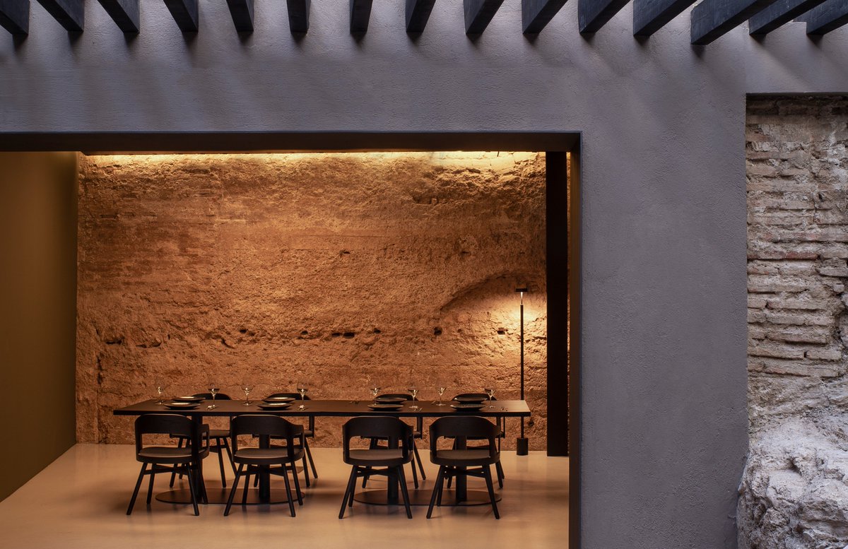 Sucede es un restaurante de herencias: la culinaria, que se recupera a través de la técnica y la aplicación creativa propia del siglo XXI y la arquitectónica, que convive con las líneas, formas y materiales de la actualidad.
