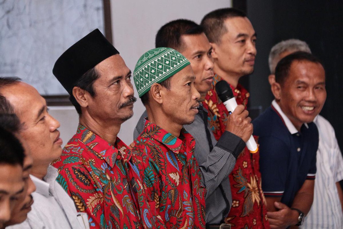 DiskominfoKudus's tweet photo. Bupati HM Tamzil menyerahkan insentif sekaligus bersilaturahim dg seluruh ketua RT RW kec. Jekulo, Mejobo &amp; Undaan yg diselenggarakan di Balai Desa Hadipolo, Balai Desa Kirig, dan Aula PKK kecamatan Undaan pada Senin (27/5). https://t.co/fJDj95l2Lg