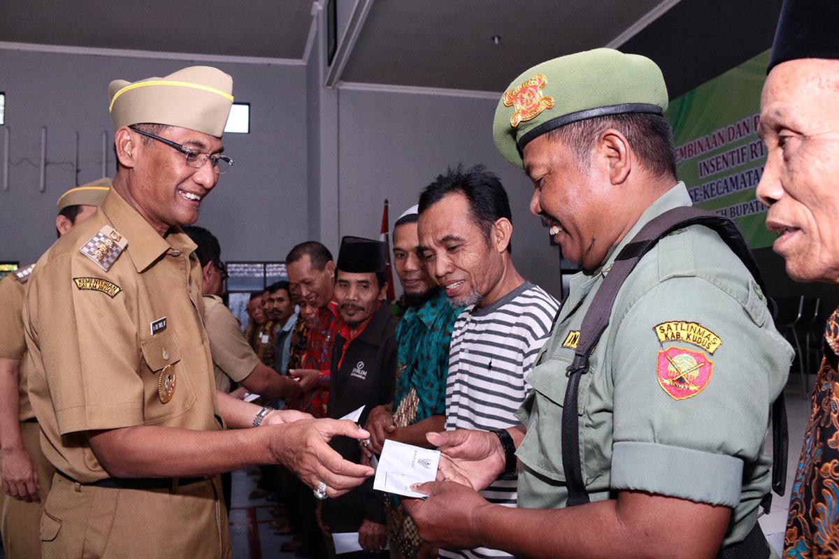 DiskominfoKudus's tweet photo. Bupati HM Tamzil menyerahkan insentif sekaligus bersilaturahim dg seluruh ketua RT RW kec. Jekulo, Mejobo &amp; Undaan yg diselenggarakan di Balai Desa Hadipolo, Balai Desa Kirig, dan Aula PKK kecamatan Undaan pada Senin (27/5). https://t.co/fJDj95l2Lg