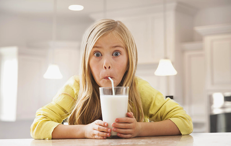 IGP_Magazin's tweet photo. Als Joghurt, Käse oder pur: #Kuhmilch kommt bei vielen Menschen täglich auf den Tisch. Jetzt warnen manche Forscher: #Milch ist krebserregend. Andere halten das für Quark. Ein #Faktencheck. https://t.co/Ufi8VjOwcS https://t.co/4YOsGuJBW6