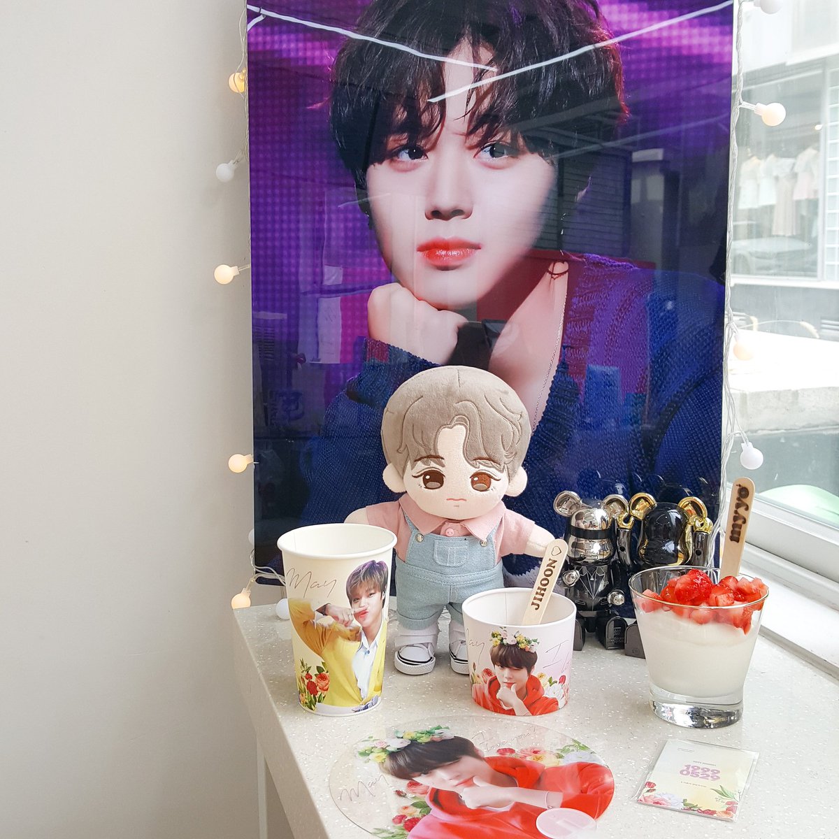 #2019_로맨틱지훈데이
외관에 포스터부터 1,2층 모두 지훈이로 가득찬 공간 💚 종이컵 짱예쁘고 셀카포카에 심쿵😶 #박지훈 #밀키윙