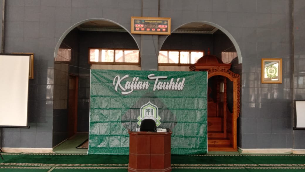 Hayu di antos di masjid agung cikajang.