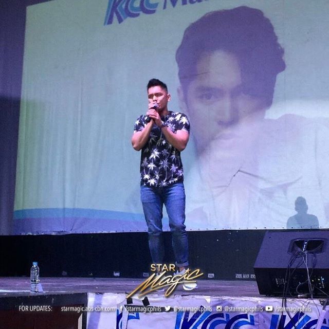 starmagicphils's tweet photo. Carlo Aquino during his mall show in KCC Mall of Gensan for #AtrasadoKomplikado #KompliCarlo https://t.co/aCC2jxZgYC https://t.co/dB1CRI1PF0