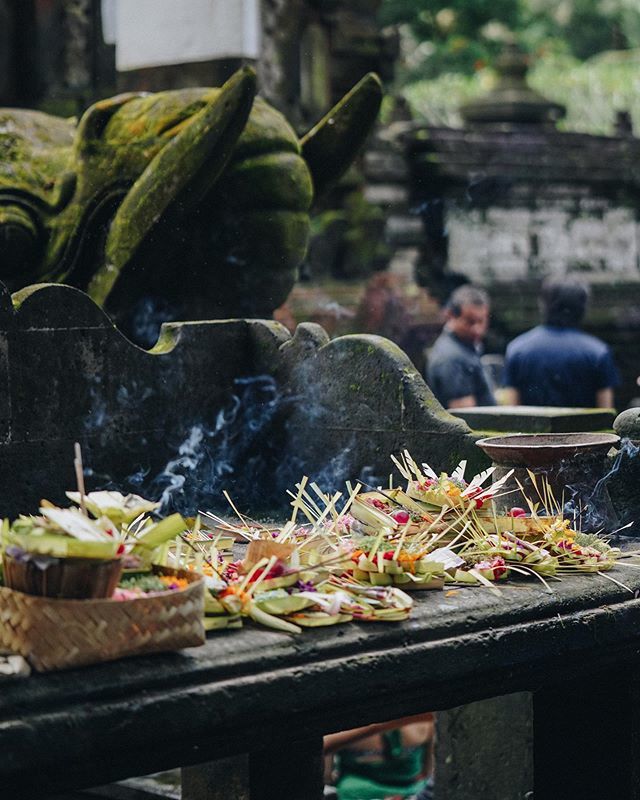 AccessTravelPH's tweet photo. When you go to Bali, one of the most visible traditions is the canang sari, or the small daily offerings made with palm or banana leaves and bright flowers. These are usually done in homes and temples, but can also be seen along streets and sidewalks. #travelwithaccess https://t.co/CuijyYgf2R