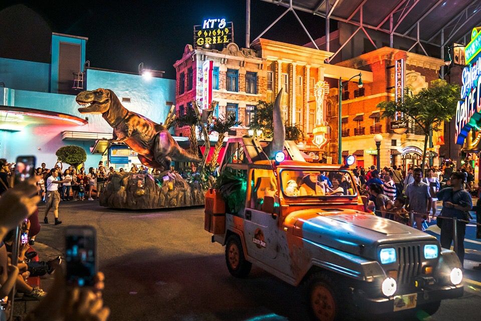 Salah satu highlight di Universal After Hours yang tidak boleh kamu lewatkan: Hollywood Dreams Light-Up Parade! Satu lagi alasan untuk bermain di #UniversalStudiosSingapore bersama keluarga dan teman! bit.ly/UniversalAfter…