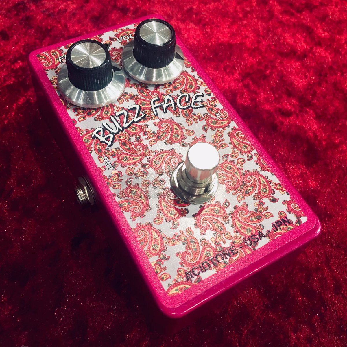 KEY_Osaka's tweet photo. 【👛ピンクペイズリー👛】
“ACIDTONE”から、新たなシリコン・ファズが登場‼️
その名は「BUZZ FACE Pasley」
とっても可愛い見た目で、サウンドは太くラウド。ピッキングの反応も非常に良好です👌👌
是非店頭へ🏃♀️🏃♂️💨💨
#ACIDTONE #BUZZ #ファズ #シリコンファズ https://t.co/AS19U9EKV6
