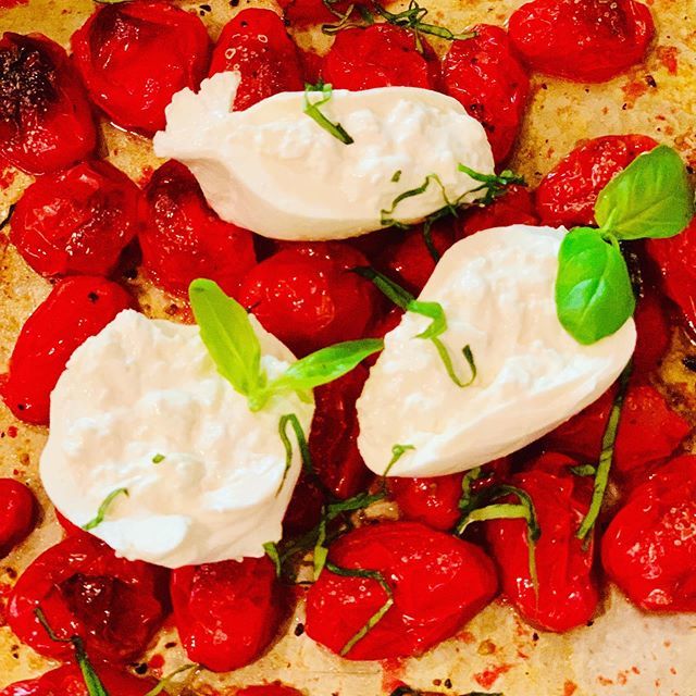 ChefJamieGwen's tweet photo. Today just kept getting more delicious! The start of a Sheet Pan Sunday Supper with @lanacooks ; Blistered Tomatoes with Fresh Burrata and Garden Basil. #chefslife #sundaysupper #sodelicious #yum #momanddaughter #livetocook #lovetoeat #lovingalongweekend https://t.co/ps9lQv1vgt