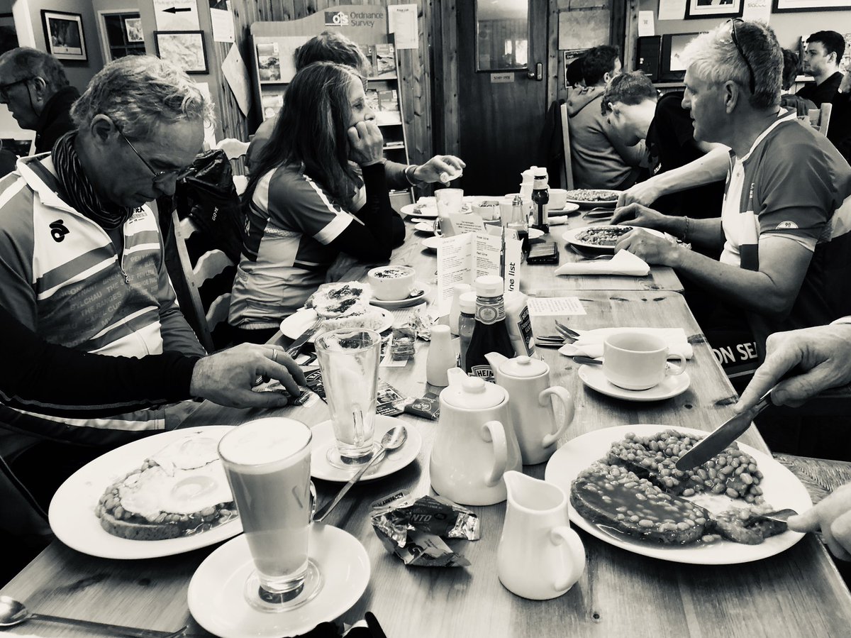 Rhos CC out in force today on the #Ffestiniog360 raising funds for @HopeHouseKids #TyGobaith 🚴‍♂️🏴󠁧󠁢󠁷󠁬󠁳󠁿🍰☕️⛰🍌🐑🌿