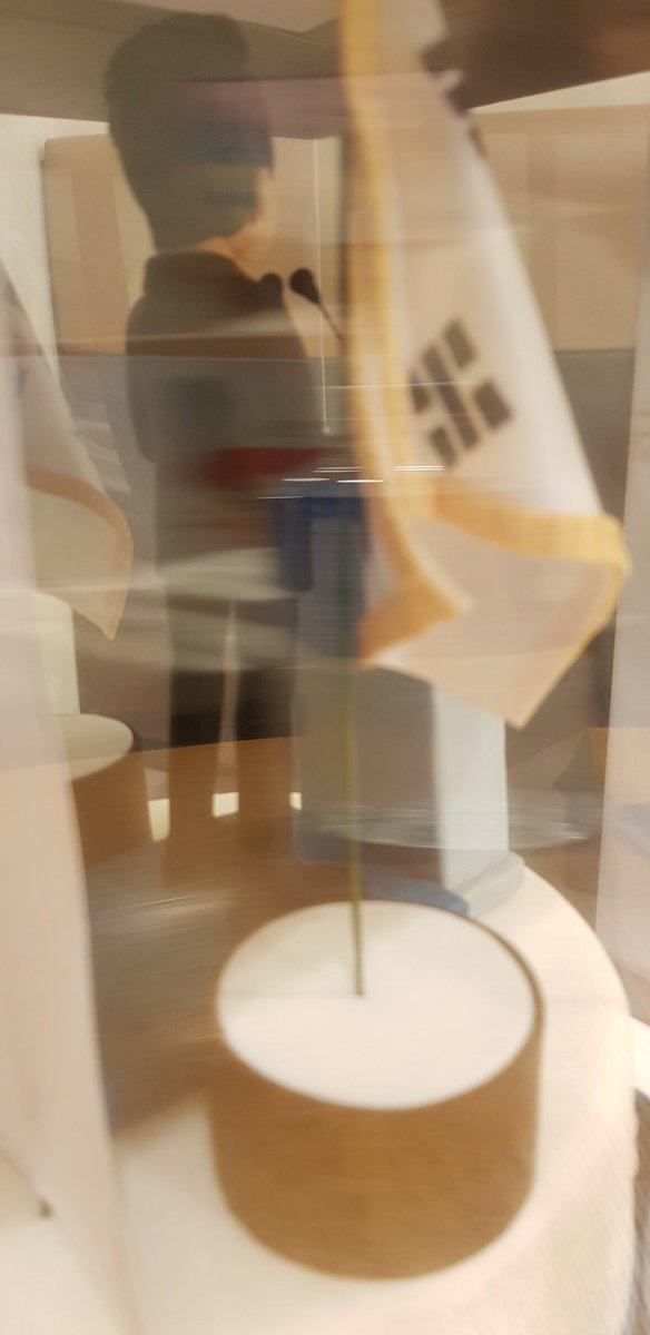 jsdla2019's tweet photo. 감사패 때도 그랬는데
생일카드 너무 예뻐서 안 주고 내가 갖고 싶다 ㅋㅋㅋㅋㅋ
그리고 케익 저기 웃고 있는 임실장만 따로 만들어서 책상에 세워두고 싶 ㅋㅋ
딱 보고 생각보다 커서 놀람.
비교를 위한 포카리 500페트.
우리 조심스러워서 상자 못 열고 투명막 너머로만 봤는데 진짜 디테일 쩔... https://t.co/Oj1h6SvD3N