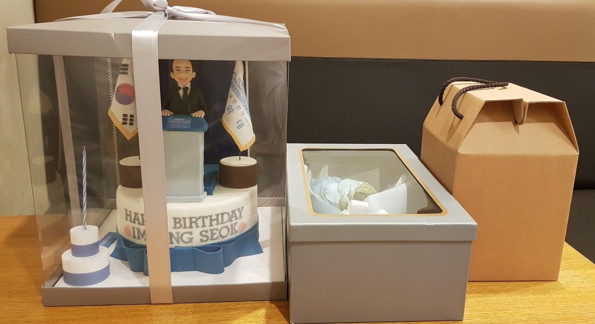 jsdla2019's tweet photo. 선물 전체샷
비 오는데 젖을까봐 고이고이.
아니 앞으로도 뒤로도 비 없는데 왜 하필 콕 찝어 오늘만 비 오냐고ㅠㅠㅠㅠ
그래도 전달하고 오니까 뿌듯
진짜 죄송한데 신세지는 건 이번이 마지막이라며 이 선물더미를 맡기고 옴.
막간을 이용해 케익 자랑도(...)
갈 때마다 너무 친절하셔서 더 죄송ㅠㅠ https://t.co/WbDIX5pDjf