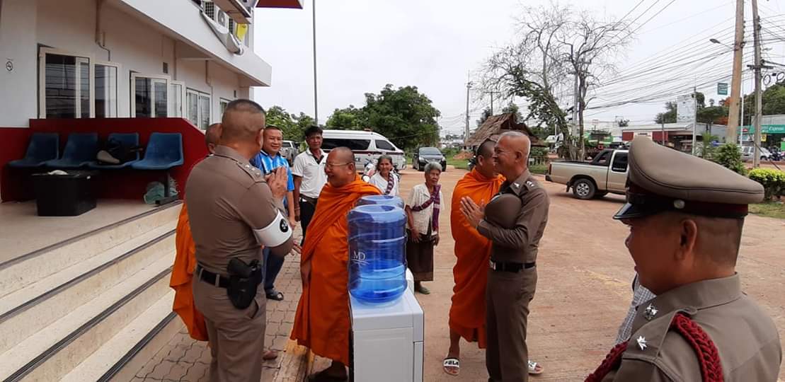 popubon503's tweet photo. 27 พ.ค.2562 พระเคนถา อุตตโร พร้อมด้วยชาวบ้านบ้านแก้งกกก่อ ต.แก่งเค็ง อ.กุดข้าวปุ้น  มอบเครื่องทำน้ำเย็น ให้กัสภ.กุดข้าวปุ้น โดย พ.ต.ต.นัตเทพ ณัณฑะบรรณ สว.สส.ฯ พร้อมคณะเป็นผู้รับมอบ  สภ.กุดข้าวปุ้น #ขอขอบพระคุณท่านเป็นอย่างสูงที่ให้ความกรุณา @ubonpolice @PoliceRegion3 https://t.co/mQTTUVmIMU
