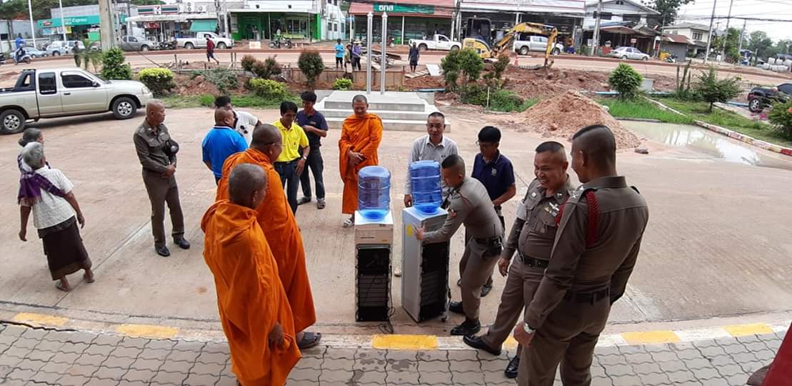 27 พ.ค.2562 พระเคนถา อุตตโร พร้อมด้วยชาวบ้านบ้านแก้งกกก่อ ต.แก่งเค็ง อ.กุดข้าวปุ้น  มอบเครื่องทำน้ำเย็น ให้กัสภ.กุดข้าวปุ้น โดย พ.ต.ต.นัตเทพ ณัณฑะบรรณ สว.สส.ฯ พร้อมคณะเป็นผู้รับมอบ  สภ.กุดข้าวปุ้น #ขอขอบพระคุณท่านเป็นอย่างสูงที่ให้ความกรุณา <a href="/ubonpolice/">ตำรวจภูธรจังหวัดอุบลราชธานี</a> <a href="/PoliceRegion3/">ตำรวจภูธรภาค 3</a>