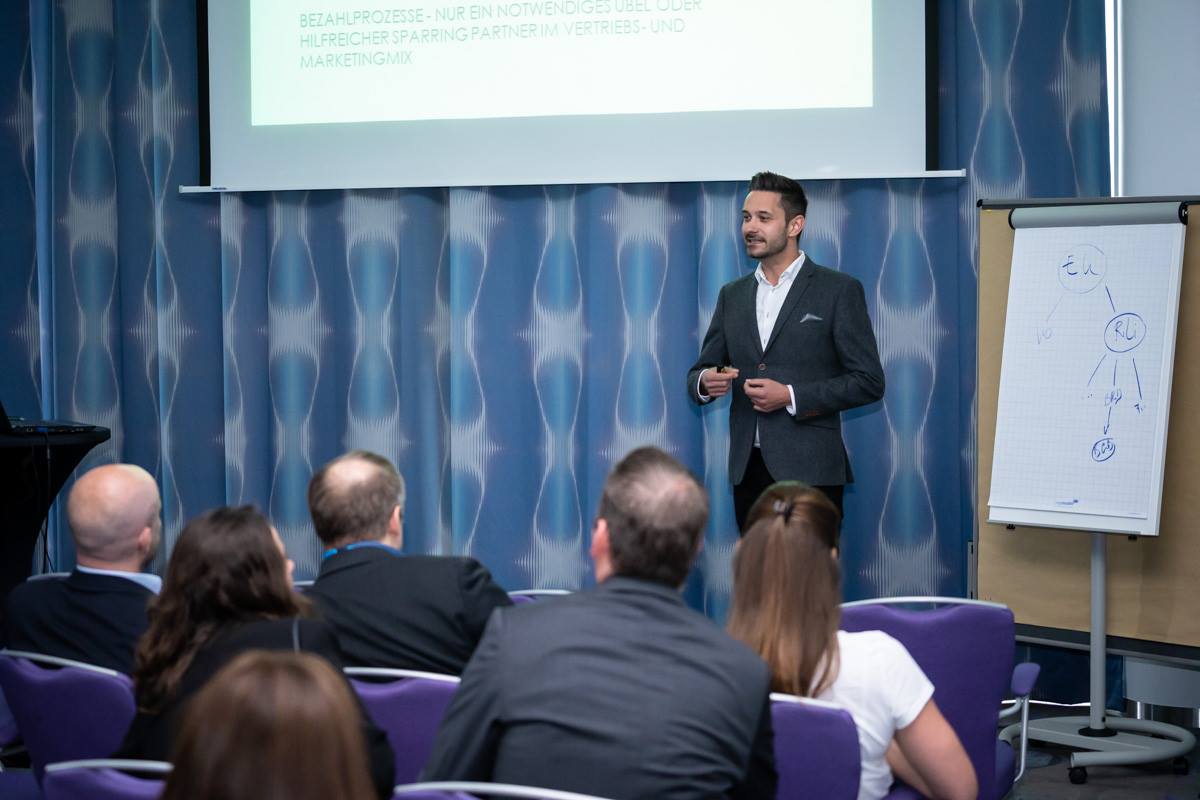HSMA_DE's tweet photo. HSMA eDay Programm in wenigen Tagen online - Jetzt noch zur Trust Rate anmelden - Sneak Preview Speaker/Innen, Formate und Themen #hotellerierockt #hsmaeday19 #bethere https://t.co/SV8M5x4QFA https://t.co/vj1US8frxd