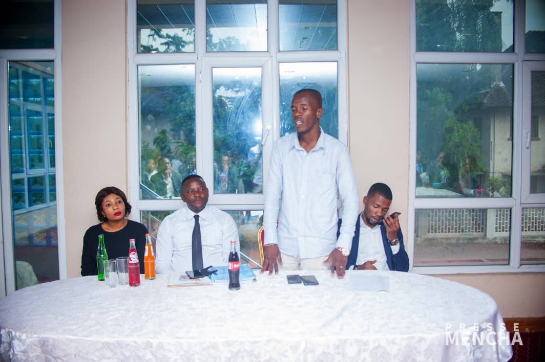 Le Président de la Ligue des jeunes de l'UDPS a félicité vivement le Coordonnateur ainsi que toute l'équipe du MENCHA pour ce qu ils prouvent à la face du monde que l'UDPS est un parti avec une crème intellectuelle incontestable. Cérémonie d affiliation officielle du MENCHA