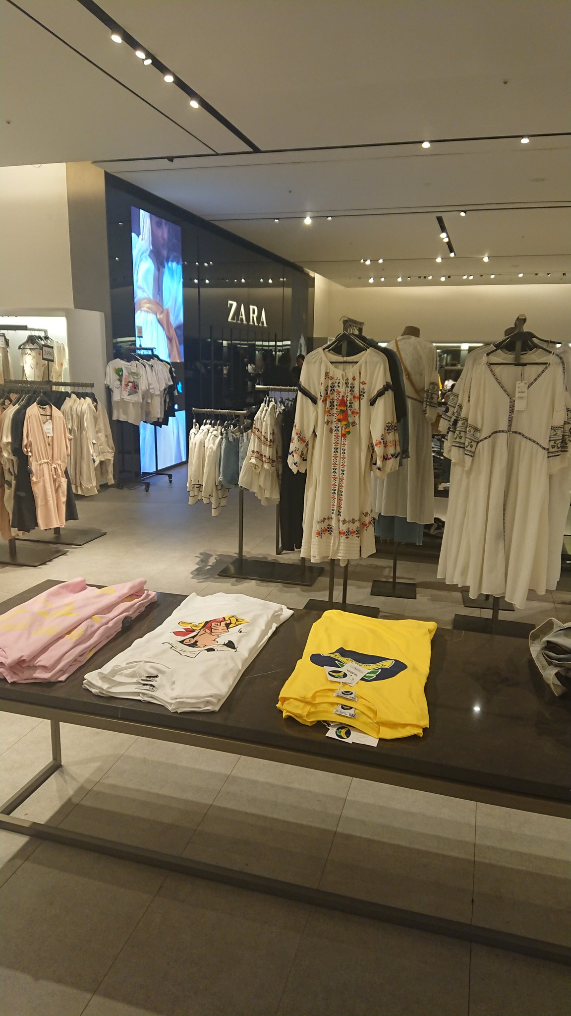 クマシーw10 Zara店員さんと似たようなコーデでzaraへ 店員さんに話しかけられた ๑ ㅂ و その服 販売してほしい 店員さんや他のお客さんに迷惑かける暇を持て余した神々の遊び ᯣwᯣ T Co O36sj0wuqg Twitter