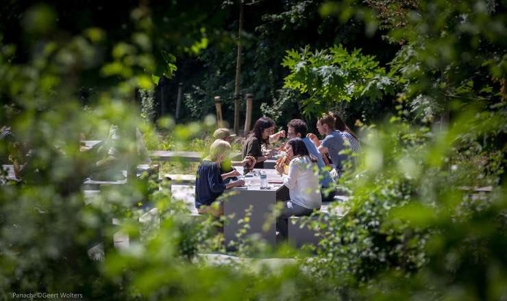 Tjincobv's tweet photo. Buiten lunchen met collega’s: dat werkt pas echt! #buitenmeulen #straatmeubilair https://t.co/pGCetwcBhq