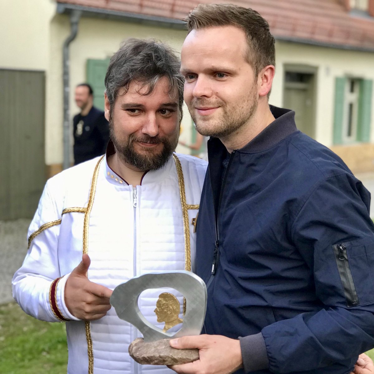 BenjaminStoewe's tweet photo. Offenheit und Vielfalt sind die Ideale von #StarTrek. Mit der Idee einer positiven Zukunft hat die Serie Menschen auf der ganzen Welt inspiriert, auch mich — zur Ausstellung @Eberswalde1701. Dafür habe ich am Wochenende den #DavidHurst-Preis der @STTafelrunde bekommen. Danke! https://t.co/zwDDW2QOeV