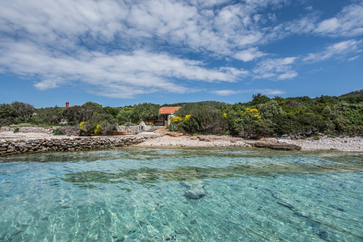 ValToursBiograd's tweet photo. #Strandhaus #Insel #Pasman #Kroatien ⛱  liegt direkt am #Meer - ein Highlight dieses #Ferienhauses ist die großartige Aussicht. 
Hier könnt ihr einfach die Seele baumeln lassen! https://t.co/gW5n9Dn82v