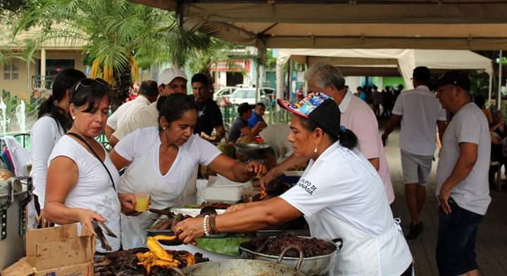 MasDeMagazine's tweet photo. ¡Delicias manabitas en un solo lugar!

En el parque central de la ciudad de Manta, se desarrolló la Feria Turística Gastronómica, más de 15 emprendedores locales y de varios cantones de la provincia hicieron de sus creaciones el deleite de todos los asistentes
 #AlcaldíaCiudadana https://t.co/vSmdxDV5Aw