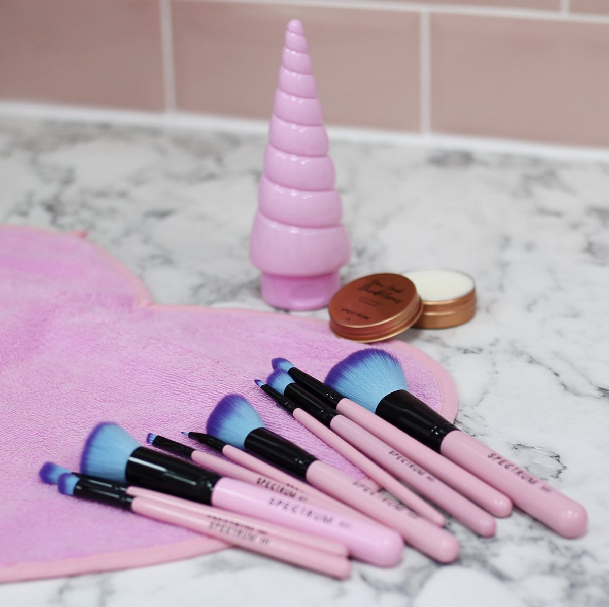 Spectrumbrushes's tweet photo. Monday #makeupbrush refresh π It's time to wash away that bacteria build-up and unwanted impurities ππ½ Use our #vegan brush shampoo and solid soap to keep you brushes working and smelling amazing β¨π
https://t.co/l5mnLnbzAm
#spectrumbrushes #makeupbrushcleaning #crueltyfree https://t.co/alZkfaleee