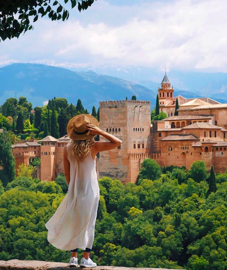 El Hamra Sarayı’ndan merhaba! Gözlerimiz yandı içinin güzelliğinden. 🏰🙆‍♂️
Endülüs için İspanya’nın en güzel yeri diyorlar. Biz de şöyle bir rota planladık: Malaga - Granada - Cordoba - Sevilla - Cadiz - Ronda - Malaga.😉✌️
#30yearsofsmiles #endülüs #andalusia #elhamra #alhambra