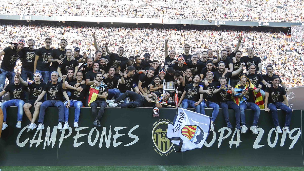 valenciacf's tweet image. 🏆 Una foto para la HISTORIA 

¡Buenos, buenísimos días, afición! 🦇

#LaCopaDelCentenari 💯 #Campeones