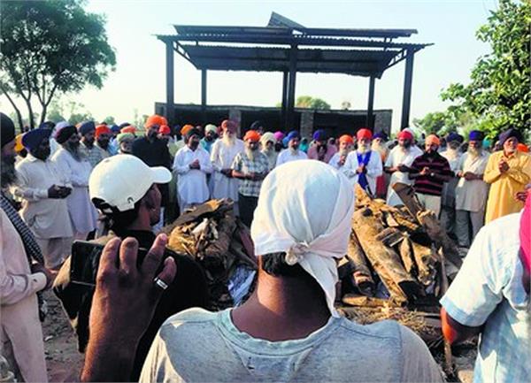 JagbaniOnline's tweet photo. ਤੀਹਰਾ ਕਤਲ ਕਾਂਡ : ਅਤਿ ਗਮਗੀਨ ਮਾਹੌਲ 'ਚ ਤਿੰਨਾਂ ਜੀਆਂ ਦਾ ਸਸਕਾਰ
https://t.co/VHNz66Qmbv
#TarnTaran #TripleMurderCase #Creamtion https://t.co/xaVCdZEX2Q