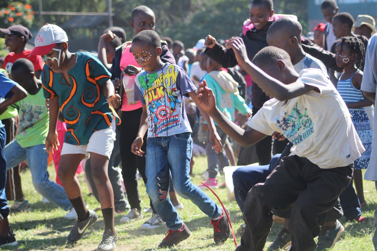 DiamondFMZim's tweet photo. It was a family affair as people of all ages came out to celebrate #DiamondfmAT3
#MutaresOwnAndOnly #AlwaysOnTopOfTheGame https://t.co/fclPOqEMOo