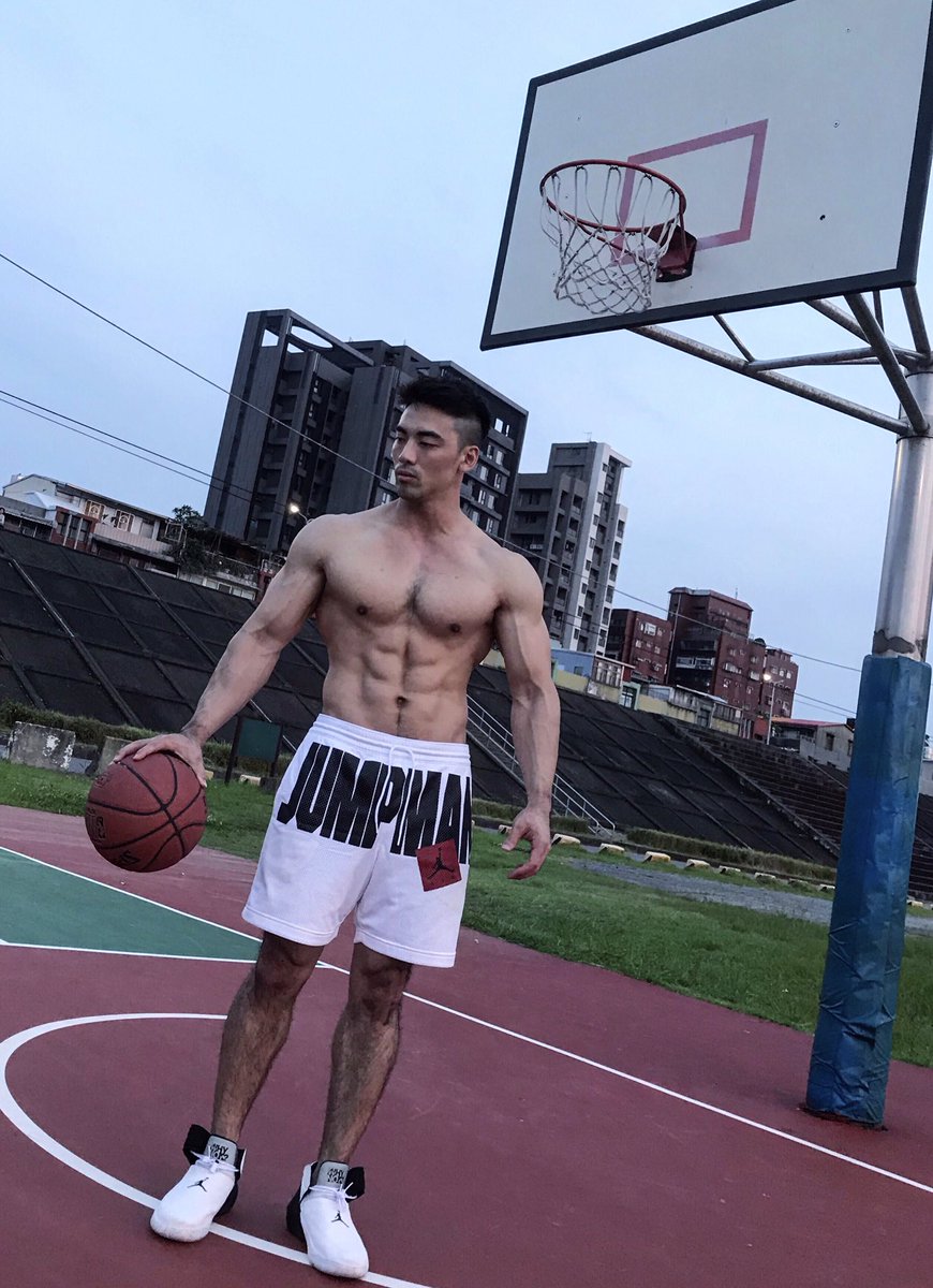 JC917Ko's tweet photo. 當你面對困難的處境時
不要問 為什麼是我
而是要說 讓我來試試! 

When life puts you in tough situations, 
don't say Why Me?
Just say Try Me!

#好久沒熱血打球打到天亮這麼長時間
#彷彿回到國小國中時期每次都能跟籃球耗上一整天 

IG https://t.co/phOkLZ91Gg 
TikTok https://t.co/zqRV4pXK0x https://t.co/u5CPNz6ujW