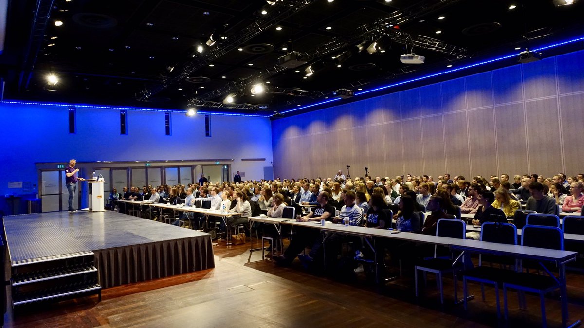 smidig's tweet photo. Smidig digitalisering 2019 er i gang i en fullsatt storsal på Oslo kongressenter. Første keynote ved Torbjørn Larsen: «Å lede digitale omstillinger – Lederen som veiviser, rollemodell og kulturbærer» #SmidigDig https://t.co/p8oCsOsz5M