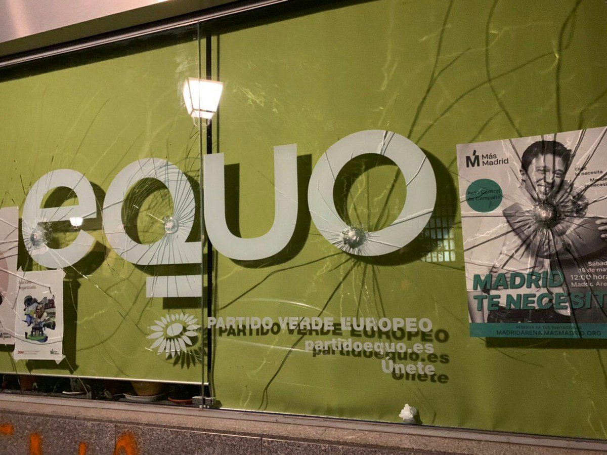 juralde's tweet photo. España es hoy un poco más intolerante que ayer, y para muestra el nuevo ataque que ha sufrido la sede de @equo en Madrid esta noche. Lo digo otra vez: no tenemos miedo. Mi rotunda condena d este nuevo ataque, y van.... https://t.co/dEv0kzf2lF