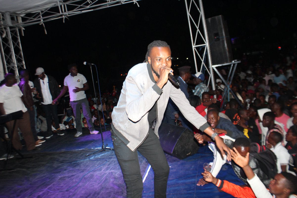 DiamondFMZim's tweet photo. We support local.
Caff, Evonzo, Darly Boy and @JackieRutendo were among the Mutare based artistes who performed live @DiamondfmAt3
#MutaresOwnAndOnly #AlwaysOnTopOfTheGame https://t.co/uEN4zNeYzN