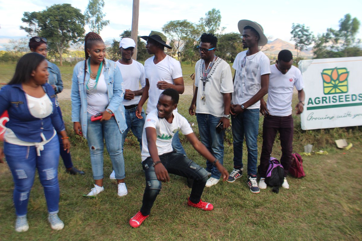 DiamondFMZim's tweet photo. We support local.
Caff, Evonzo, Darly Boy and @JackieRutendo were among the Mutare based artistes who performed live @DiamondfmAt3
#MutaresOwnAndOnly #AlwaysOnTopOfTheGame https://t.co/uEN4zNeYzN