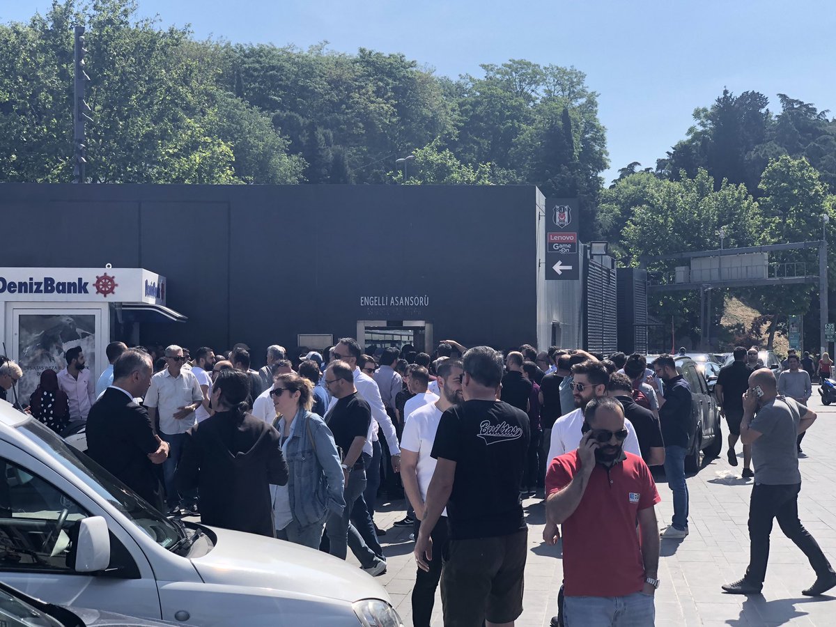 erdi kap (@erdinc_kap) on Twitter photo Beşiktaş kombine yenileme süreci, daha doğrusu süreçsizliği, yüzlerce kişi 5 kişilik asansörle içeri alınıyor,sıra numaralarını bile taraftar tutuyor. Sıcağın altında bekleyişe devam. Organizasyon sıfır. #Beşiktaş <a href="/VodafonePark/">Vodafone Park</a> #vodafonepark #kombine Beşiktaş kombine yenileme süreci, daha doğrusu süreçsizliği, yüzlerce kişi 5 kişilik asansörle içeri alınıyor,sıra numaralarını bile taraftar tutuyor. Sıcağın altında bekleyişe devam. Organizasyon sıfır. #Beşiktaş <a href="/VodafonePark/">Vodafone Park</a> #vodafonepark #kombine