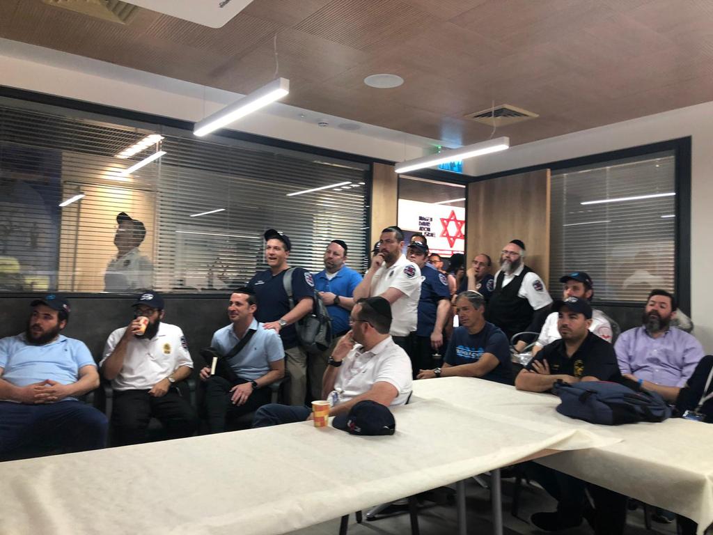 HatzolahIntl's tweet image. On Friday, @mdais opened the doors of its national dispatch center in Kiryat Ono to the @HatzolahIntl team, who learned how the @Mdais dispatch system works, and saw an inside look at the amazing capabilities that @Mdais has to quickly get help when it's needed most. #mdahatz50